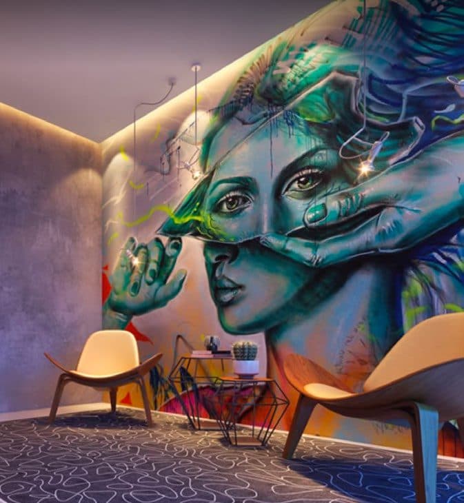 Obra de arte exposta nas áreas comuns do Amrita Apartments, no Balneário Perequê, Porto Belo