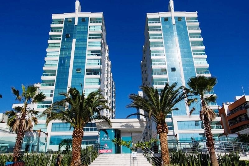 As duas torres de frente para o mar do Atlantic Paradise Towers, com fachada em pele de vidro, na Meia Praia, Itapema