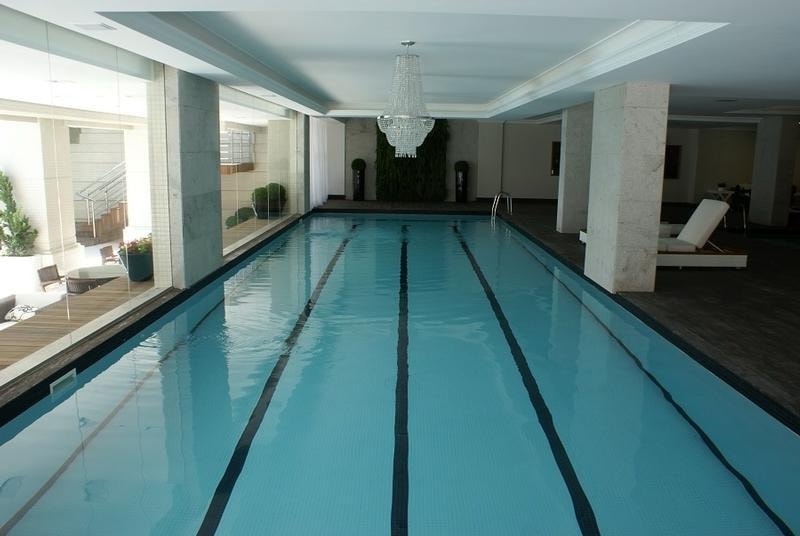 Piscina coberta com raias demarcadas no Atlantic Paradise Towers, em Meia Praia, Itapema