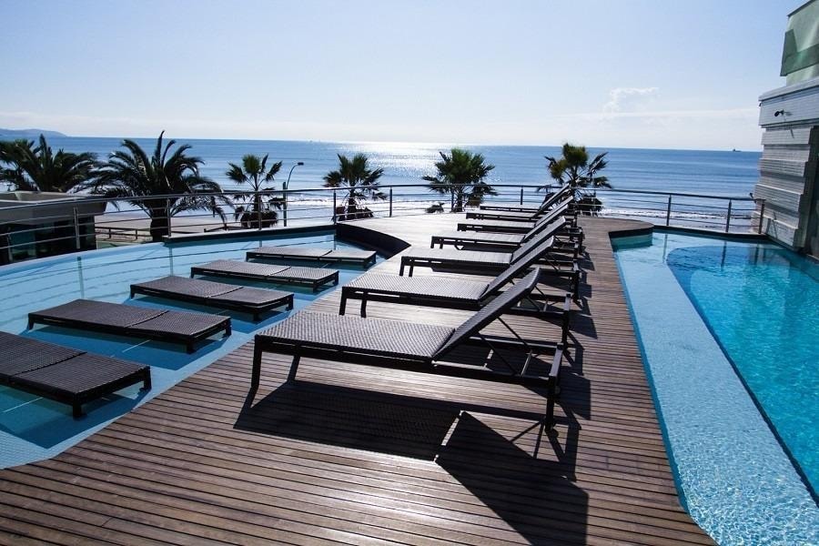 Solário com espreguiçadeiras de frente para o mar no Atlantic Paradise Towers, Meia Praia, Itapema