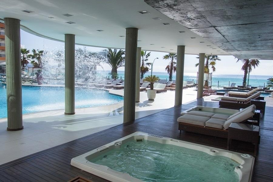 Spa coberto com jacuzzi e vista para a praia no Atlantic Paradise Towers, em Itapema