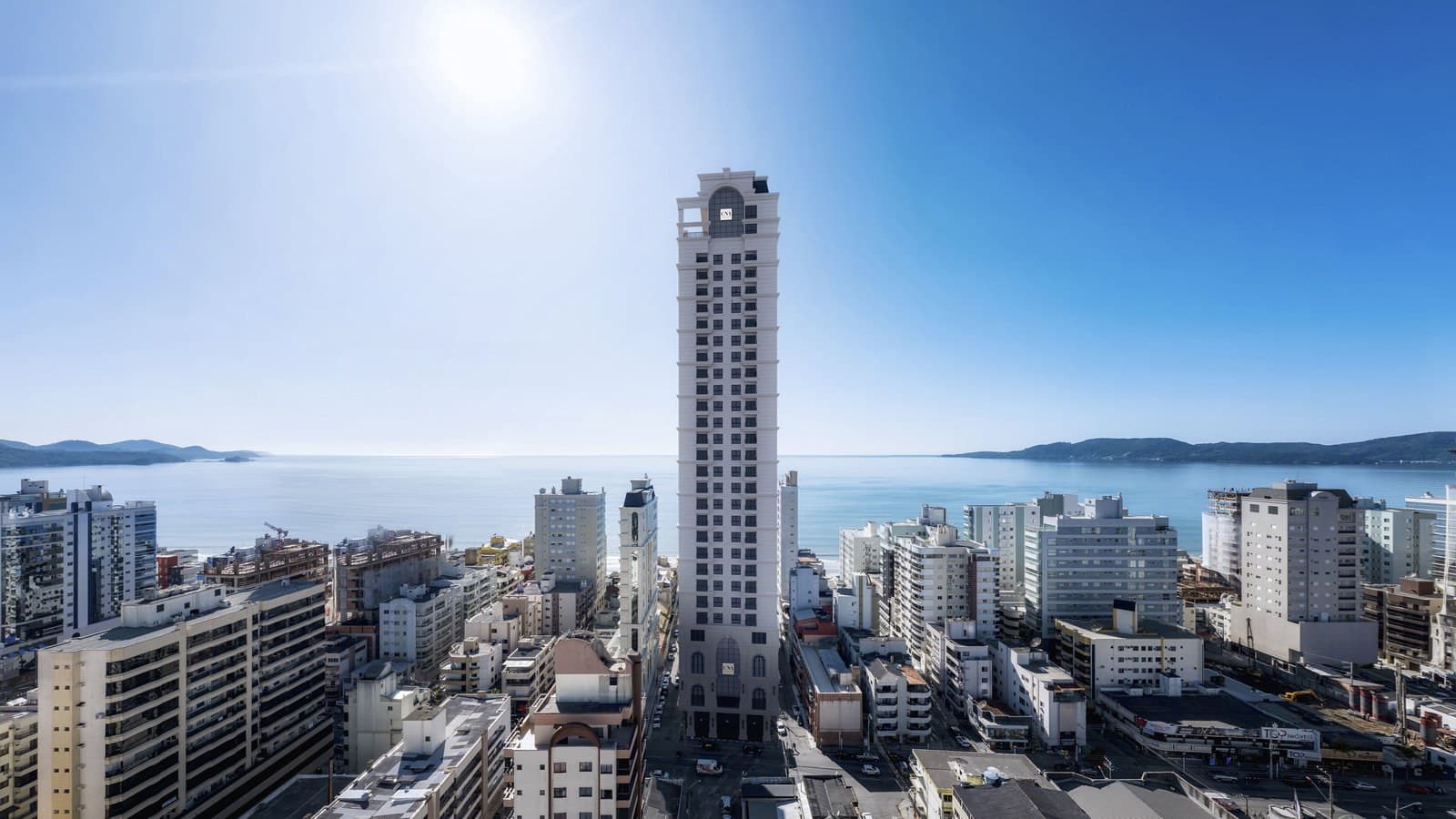 Torre do Bristol Residence vista do alto, com o mar de Meia Praia ao fundo