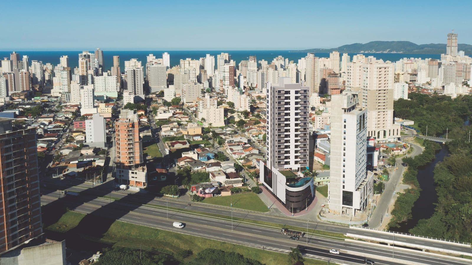 Torre do Bruxelas Residence na Meia Praia, Itapema, com a orla ao fundo