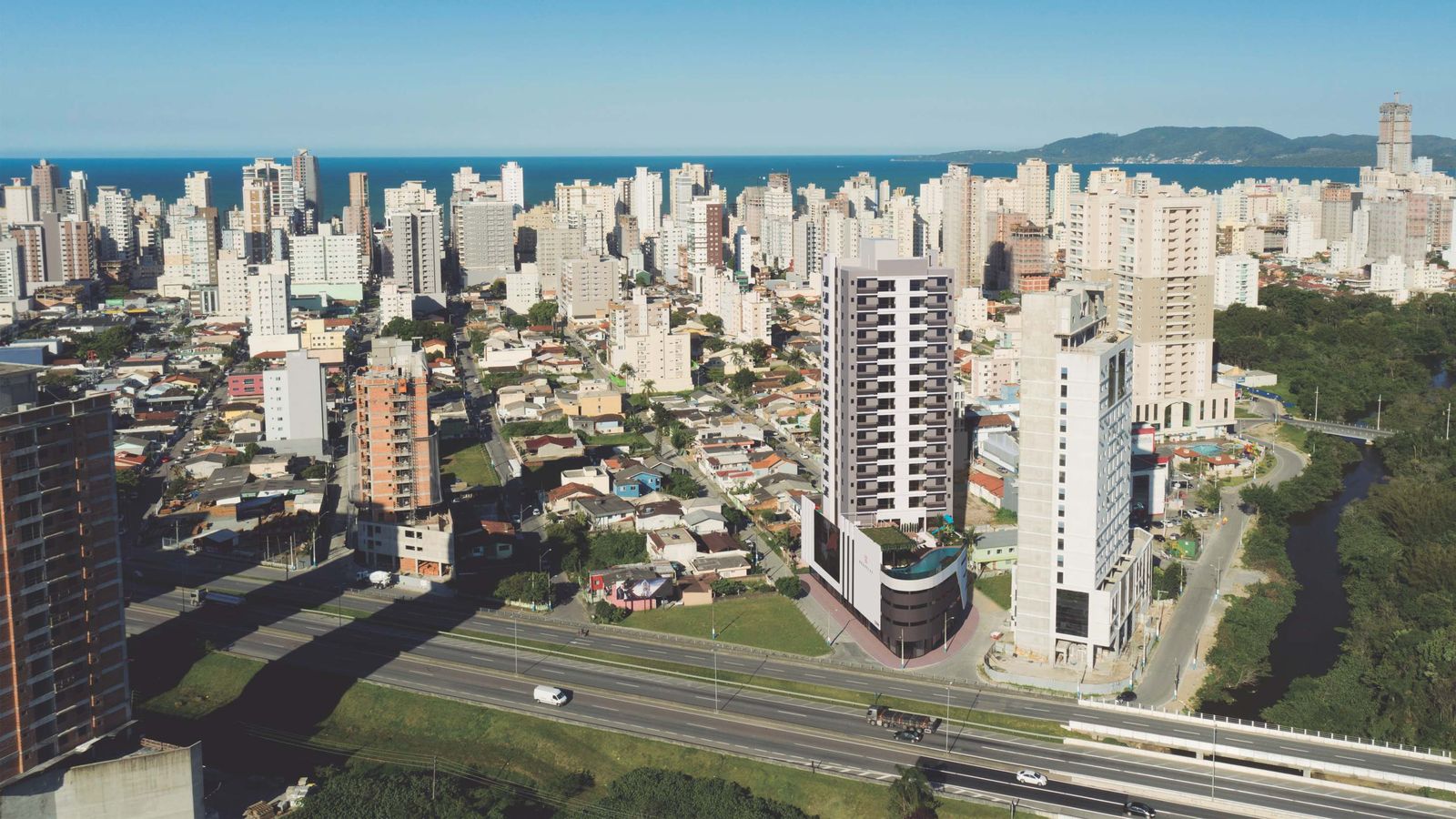Torre do Bruxelas Residence na Meia Praia, Itapema, com a orla ao fundo