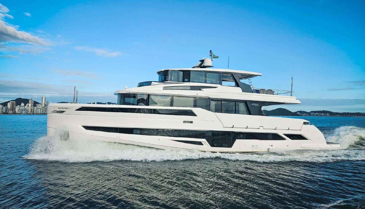 Charles II Yacht Royal Home — branded residence náutico assinado pela Okean Yachts