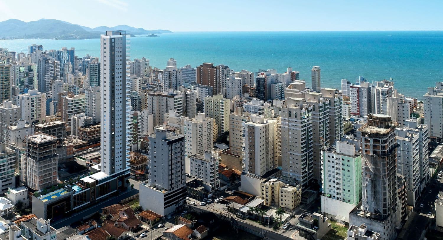 Vista aérea da Meia Praia, em Itapema, com a localização do Cosmopolitan Residence