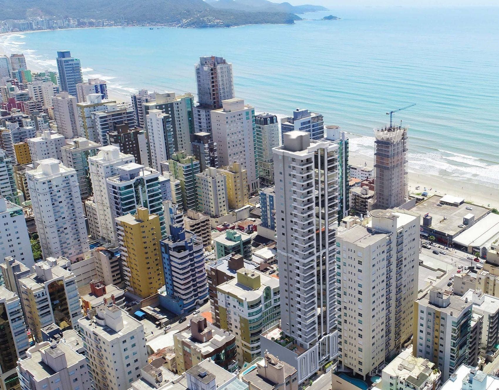 Vista aérea da Meia Praia com a torre do Diamante Residence e o mar de Itapema ao fundo