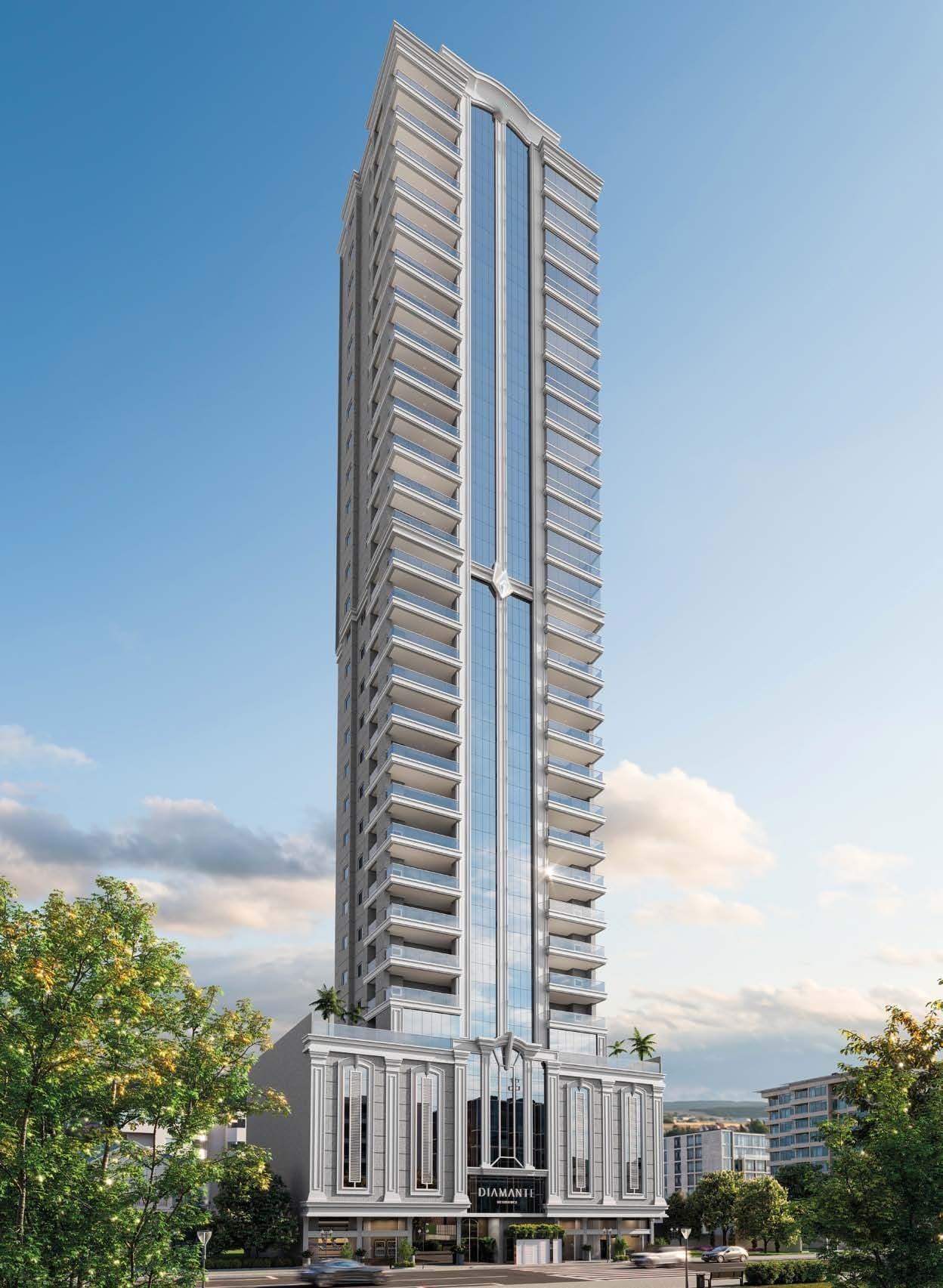 Fachada neoclássica da torre do Diamante Residence, na Meia Praia, Itapema