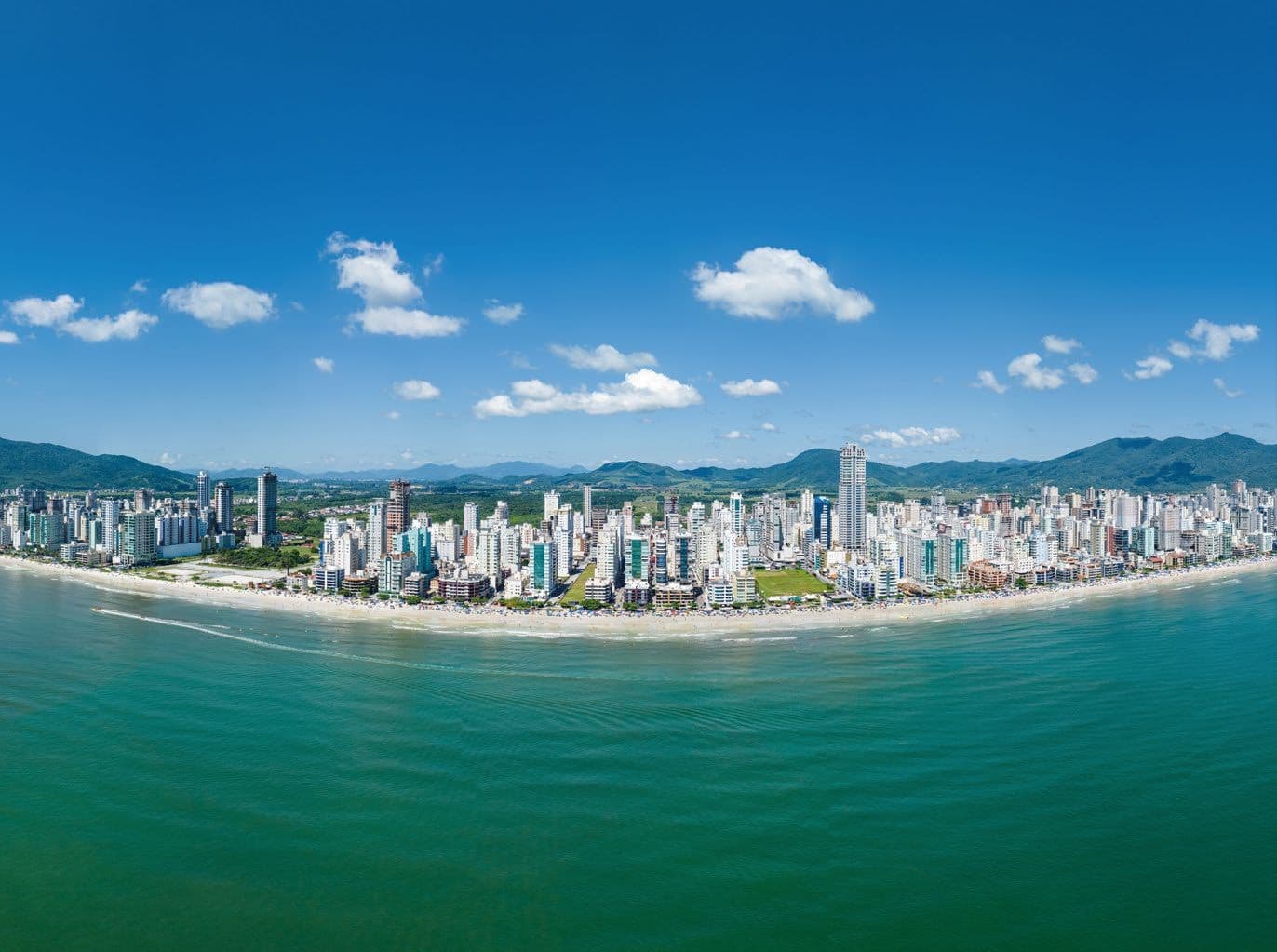 Vista aérea da orla de Meia Praia, em Itapema, Santa Catarina