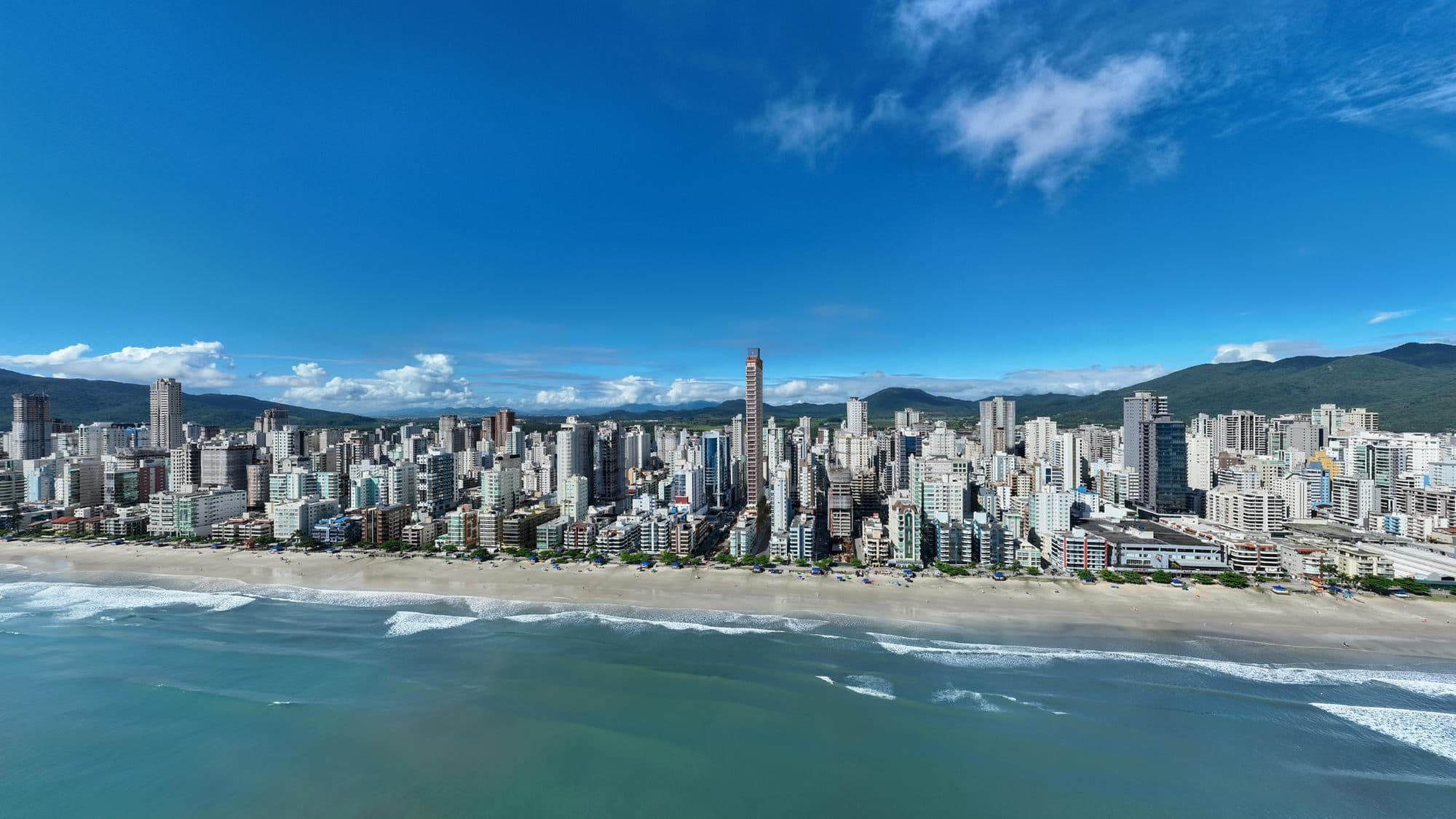Vista aérea da Meia Praia, Itapema, com a orla e a torre do Elizabeth II no skyline