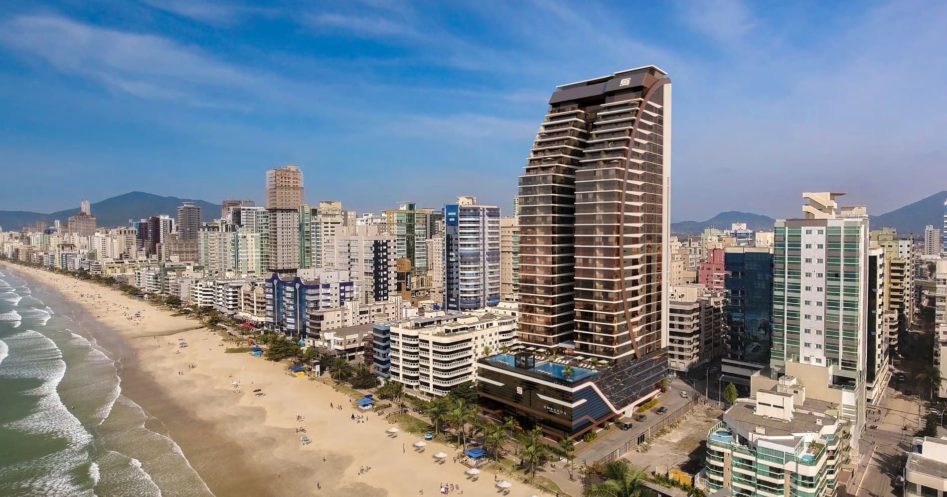 Vista aérea da orla de Meia Praia com as torres do Enseada Residence, em Itapema