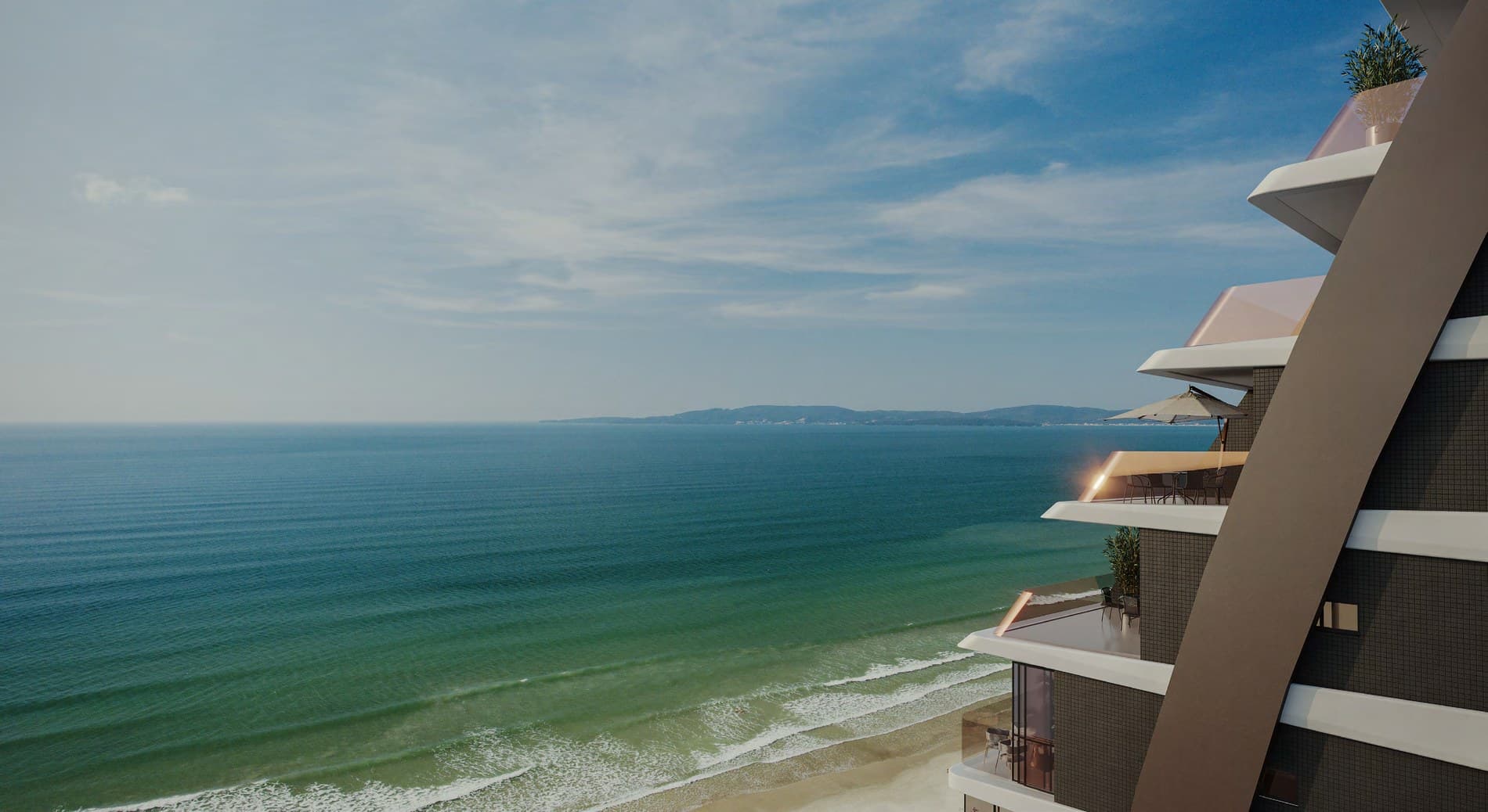 Sacadas escalonadas do Enseada Residence, de frente para o mar de Meia Praia