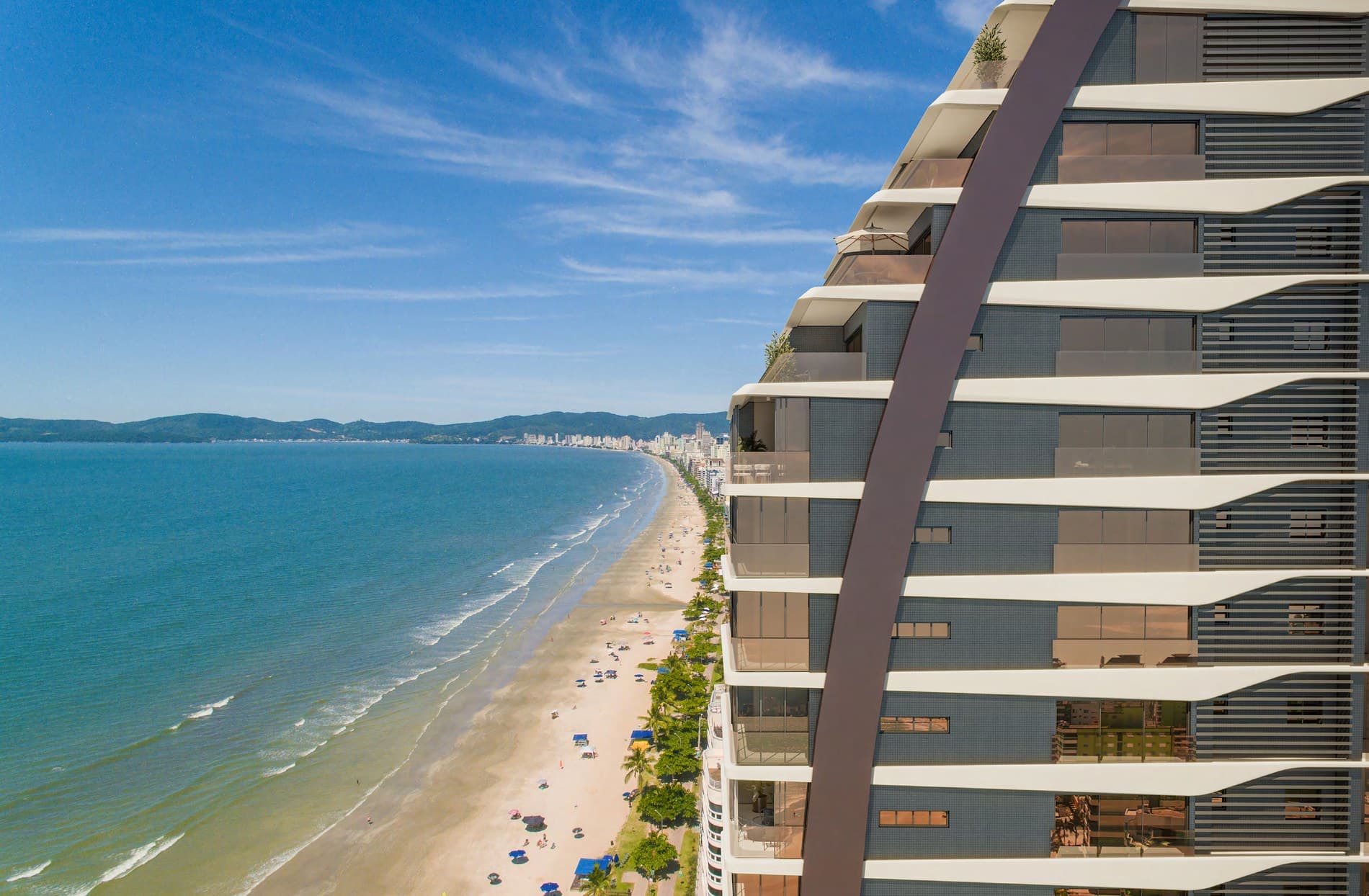 As duas torres do Enseada Residence vistas da praia de Meia Praia, Itapema