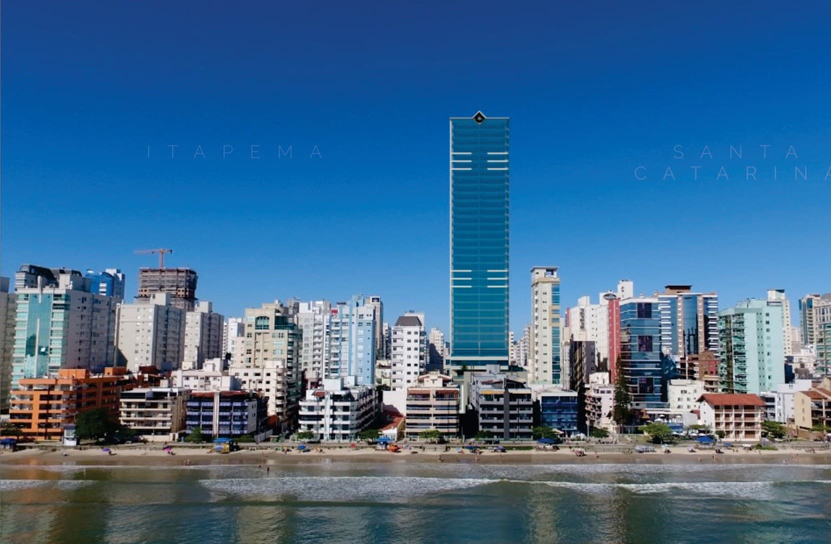Vista aérea de Meia Praia com a torre do Exclusive 275, em Itapema