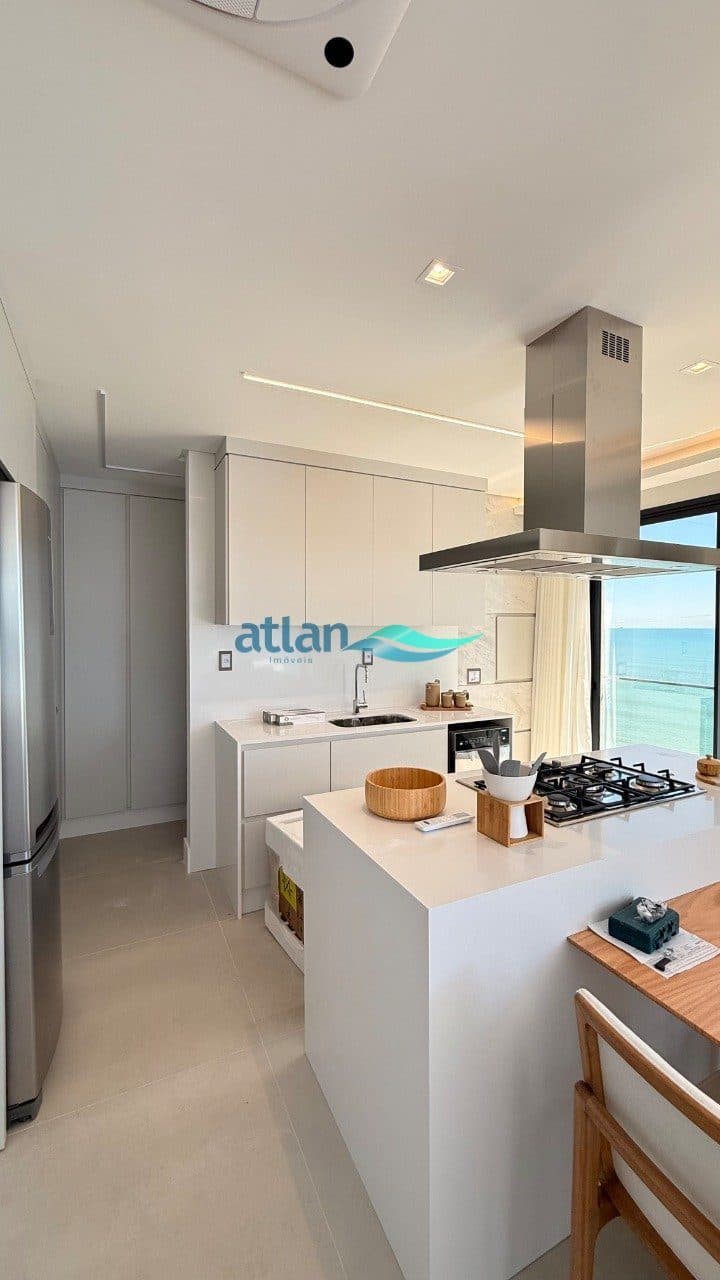 Cozinha do apartamento do Ezè Residence, na Meia Praia, Itapema