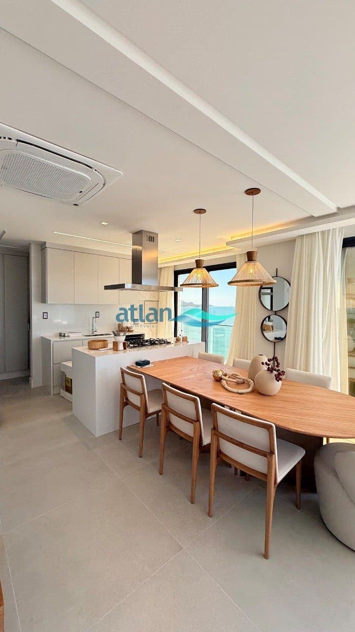 Sala de jantar com vista mar do apartamento do Ezè Residence, em Itapema