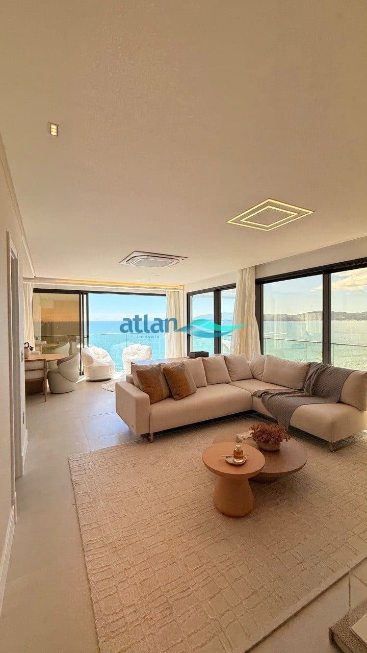 Living do apartamento decorado do Ezè Residence, com vista para o mar da Meia Praia, Itapema