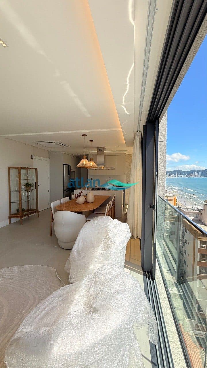 Sacada integrada com churrasqueira e vista mar do Ezè Residence, na Meia Praia, Itapema