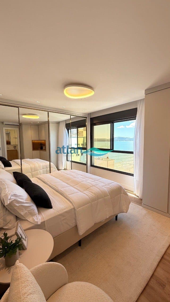 Suíte com vista para o mar do Ezè Residence, na Meia Praia, Itapema