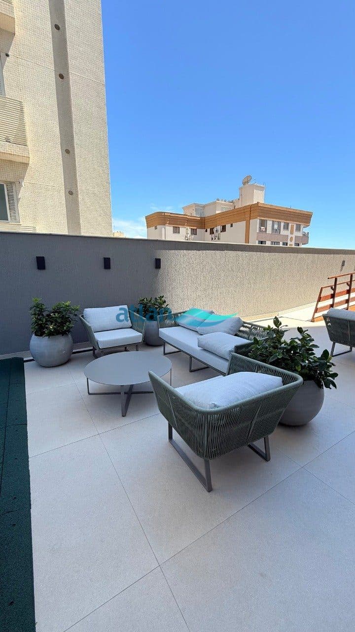 Espreguiçadeiras no terraço do Ezè Residence, na Meia Praia, Itapema