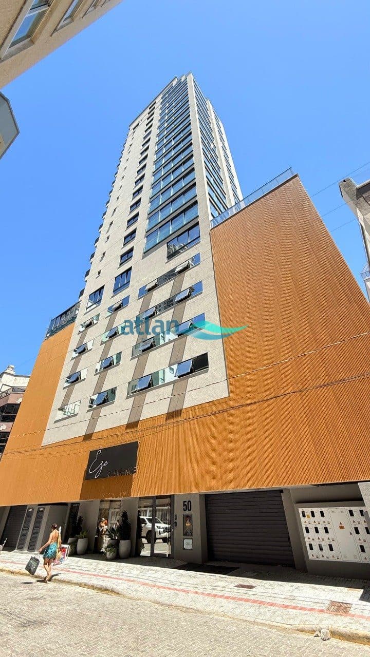 Fachada do Ezè Residence, na Rua 263, quadra mar da Meia Praia, Itapema