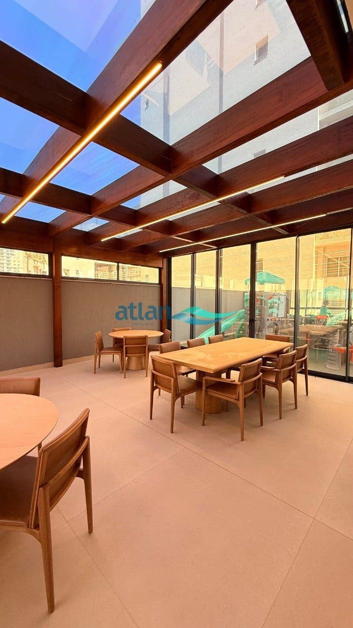Espaço gourmet com pergolado de madeira do Ezè Residence, em Itapema