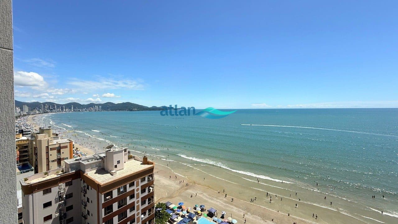 Vista da praia de Meia Praia a partir do Ezè Residence, em Itapema