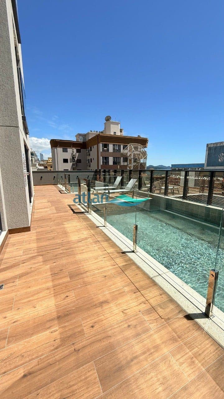 Deck de madeira da piscina do Ezè Residence, em Itapema