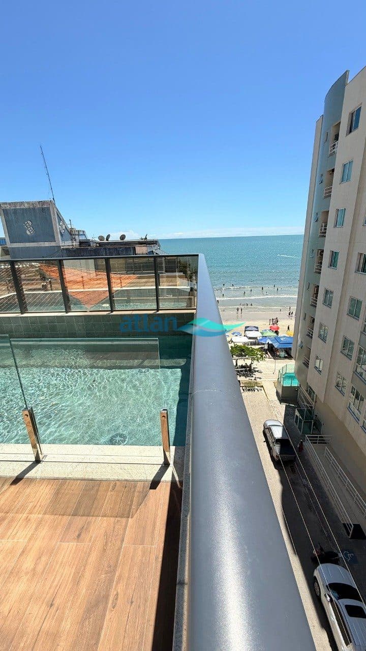 Piscina no terraço do Ezè Residence, com vista para o mar da Meia Praia, Itapema