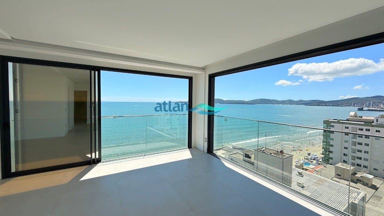 Vista do mar da Meia Praia a partir de um apartamento do Ezè Residence, em Itapema