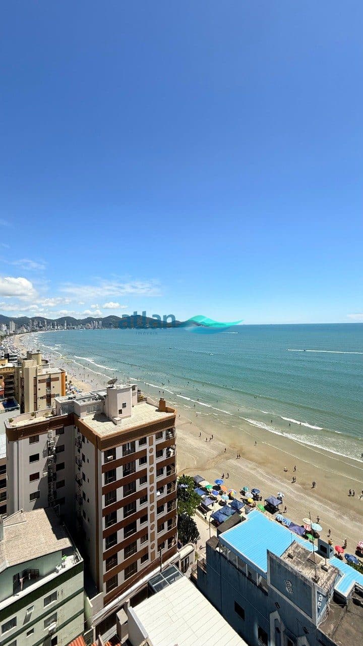 Vista da orla de Meia Praia a partir do Ezè Residence, em Itapema