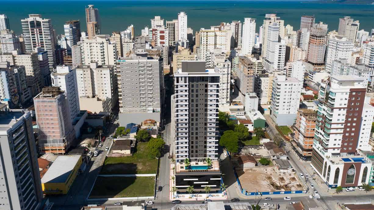 Vista aérea da Meia Praia, em Itapema, com a torre do Gran Bellagio
