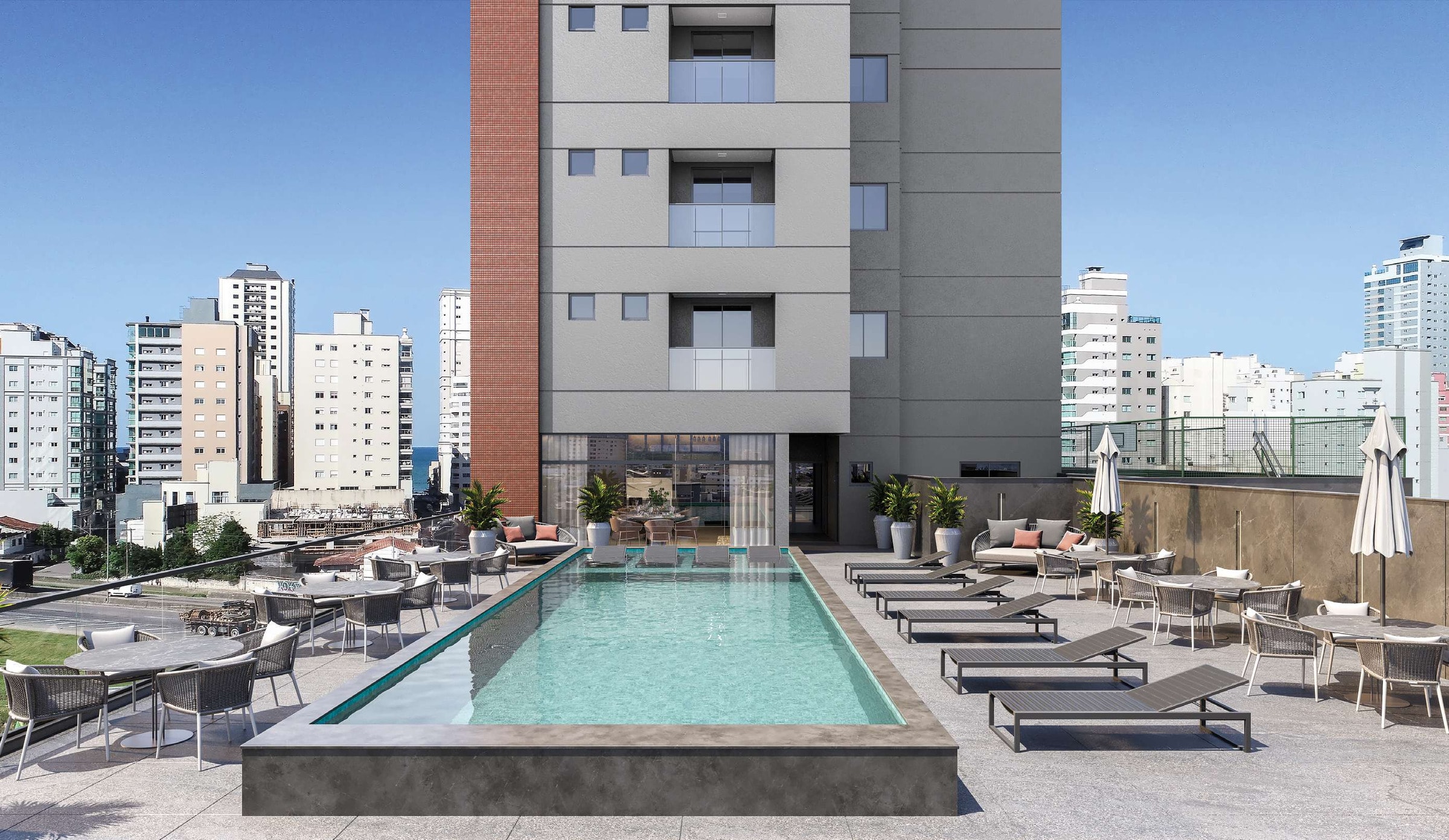 Piscina com lâmina d'água e terraço do Gran Lunare, com vista da cidade de Itapema