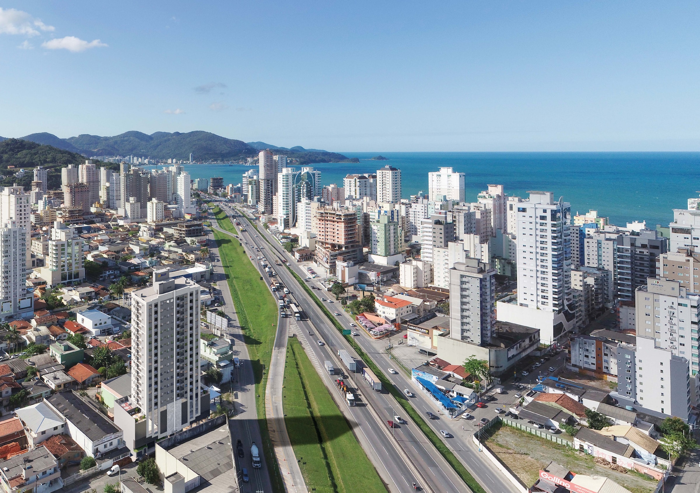 Vista aérea de Itapema, com a praia e a cidade