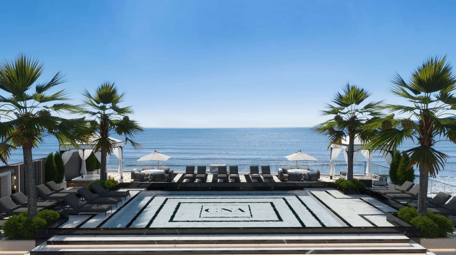 Piscinas externas aquecidas de frente para o mar do Grand Luxury Residences