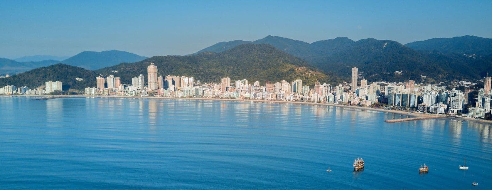Vista aérea da baía de Itapema, com Balneário Camboriú ao fundo