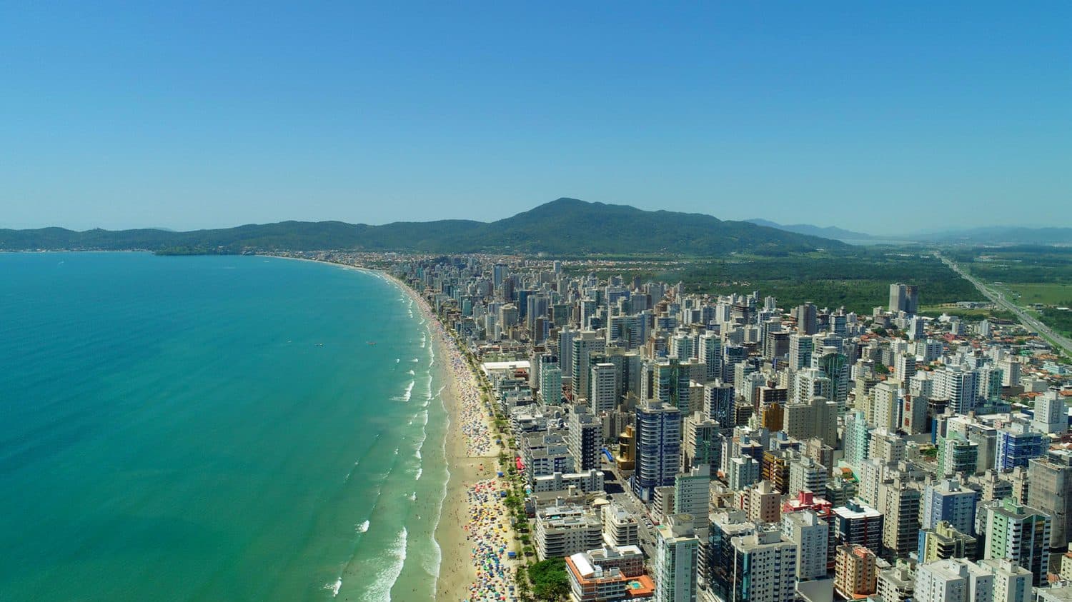 Vista aérea da orla da Meia Praia, em Itapema, onde fica o Honor