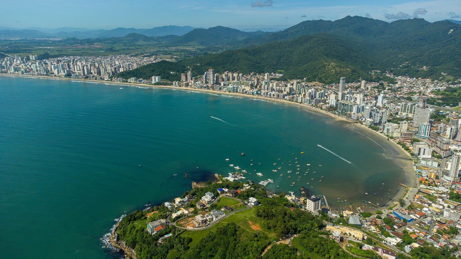 Vista aérea da baía de Itapema, em Santa Catarina