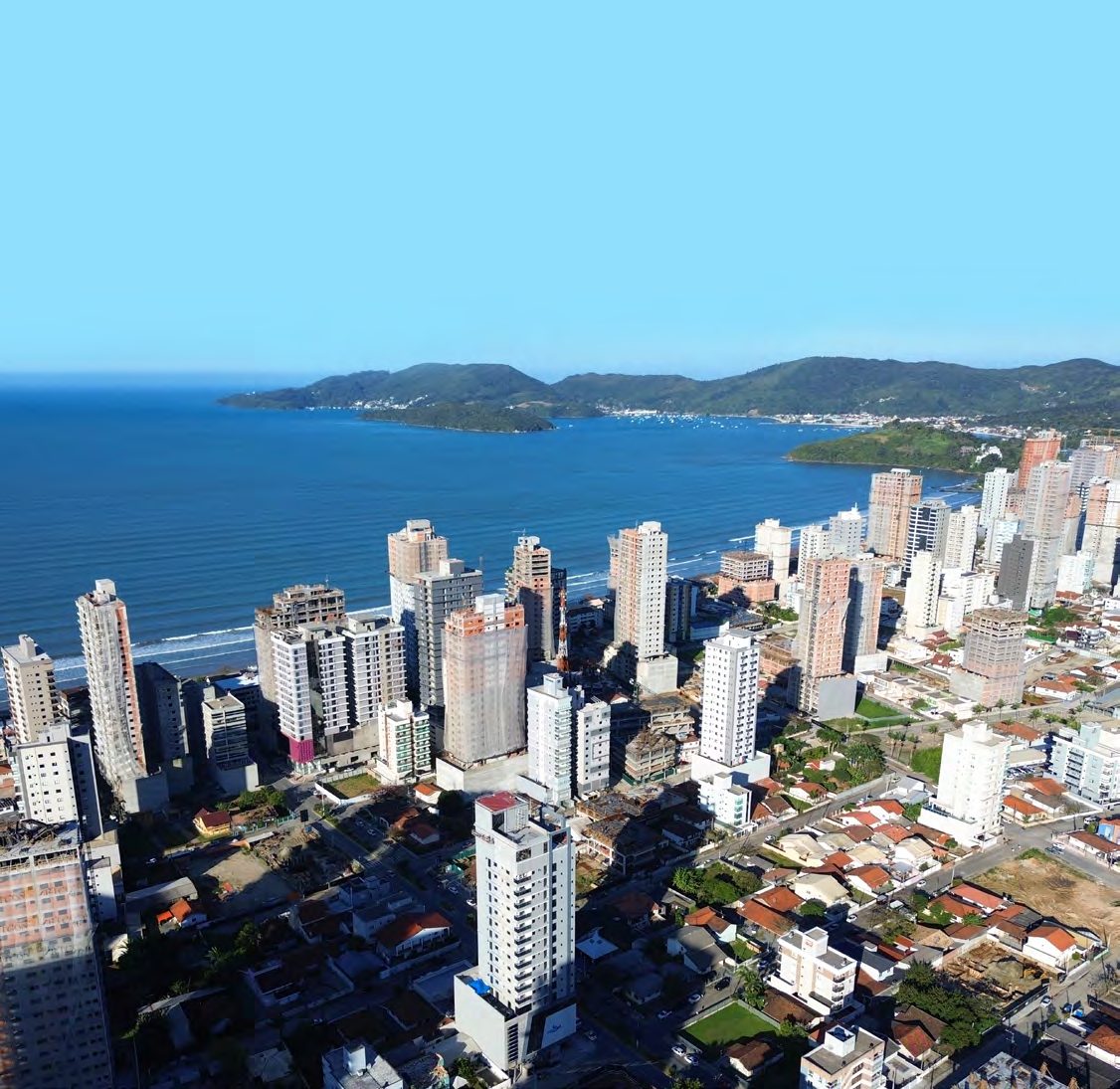 Vista aérea do Balneário Perequê, em Porto Belo, com o terreno do Jireh Residence entre as ruas Nicolau Maggi e Francisca Aquilanti Passareli