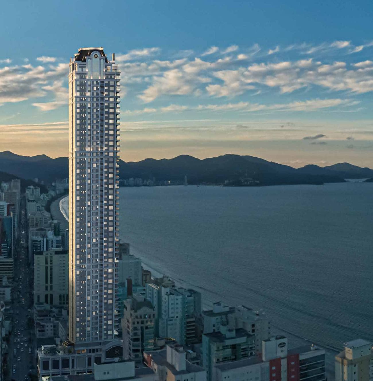 Torre do L'Atelier Concept Home e a orla da Meia Praia, em Itapema