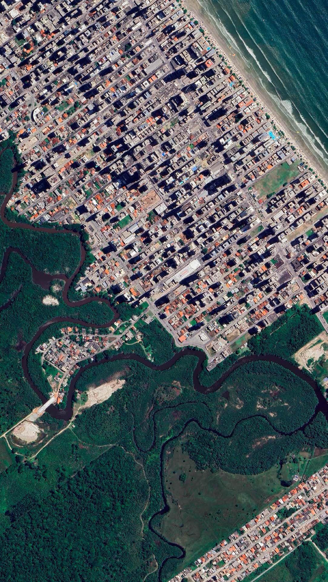 Vista aérea da Meia Praia mostrando a localização do Le Jardins na 3ª Avenida, com o mar de Itapema ao fundo