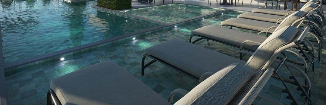 Piscinas aquecidas com tratamento a sal, com prainha e deck, do Le Jardins, na Meia Praia, Itapema