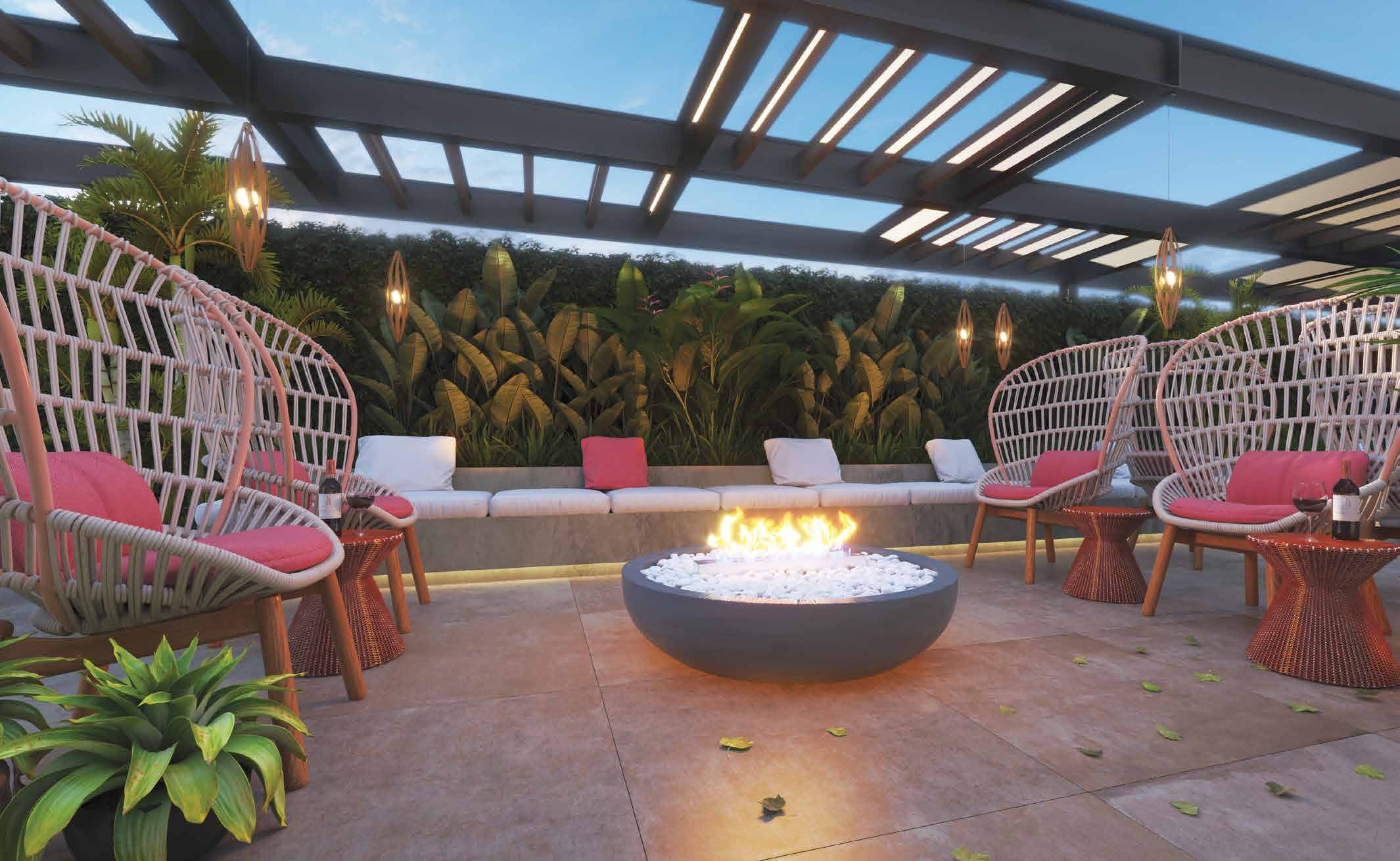 Terraço com fire place do Londres Residence, em Meia Praia, Itapema