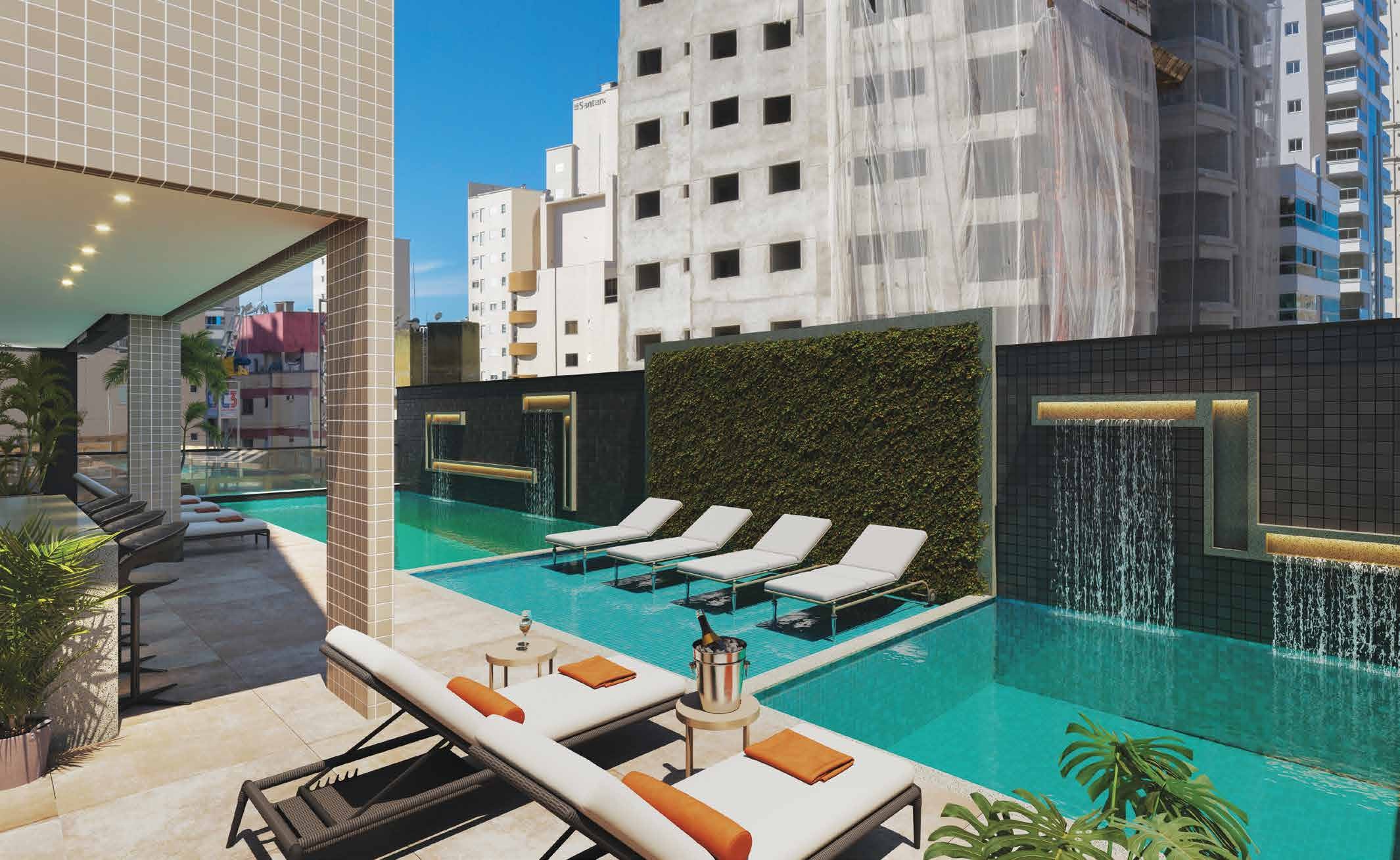 Piscina aquecida com deck e cascata do Londres Residence, em Itapema