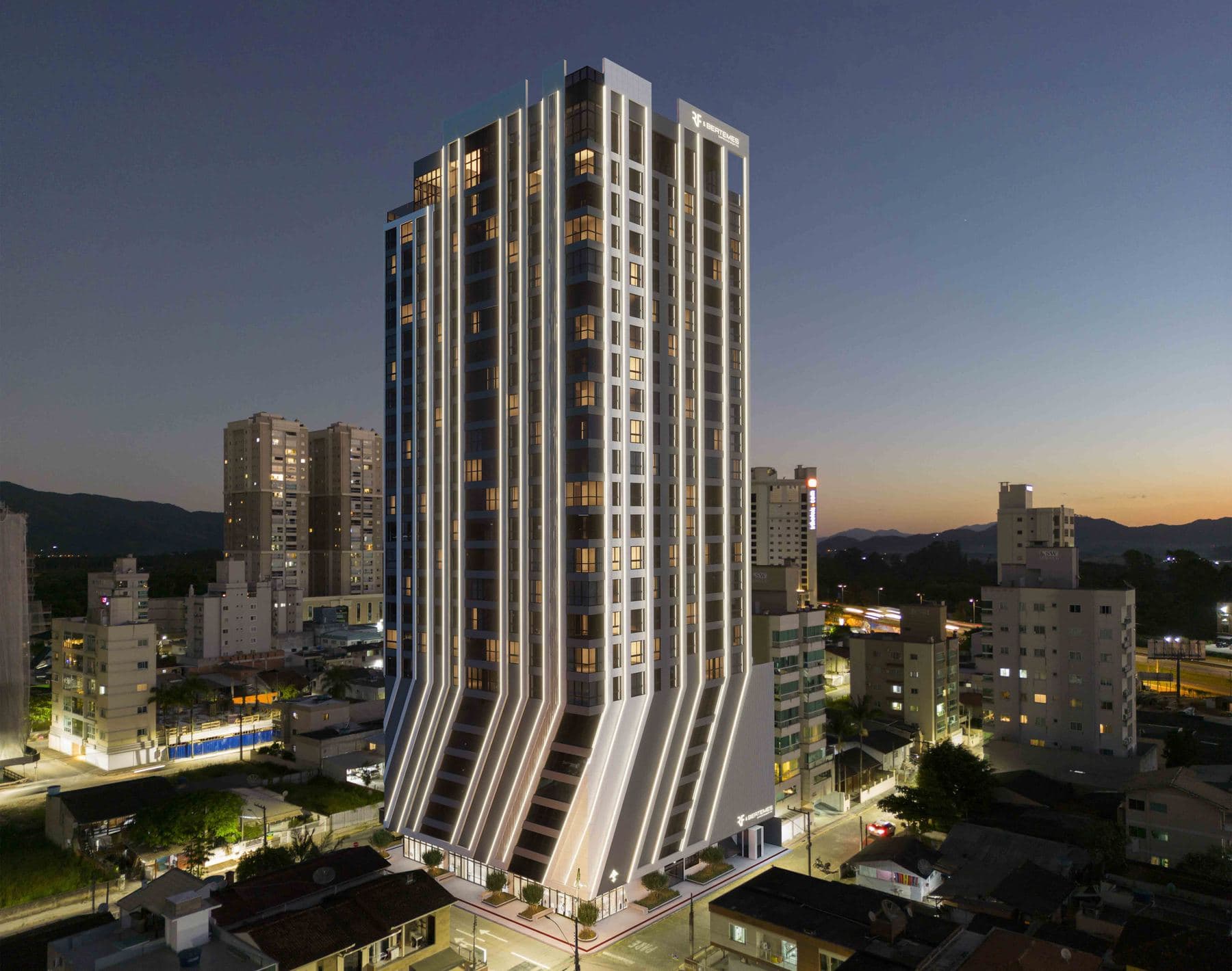 Torre do Loyal Tower Flats ao entardecer, na Meia Praia, Itapema