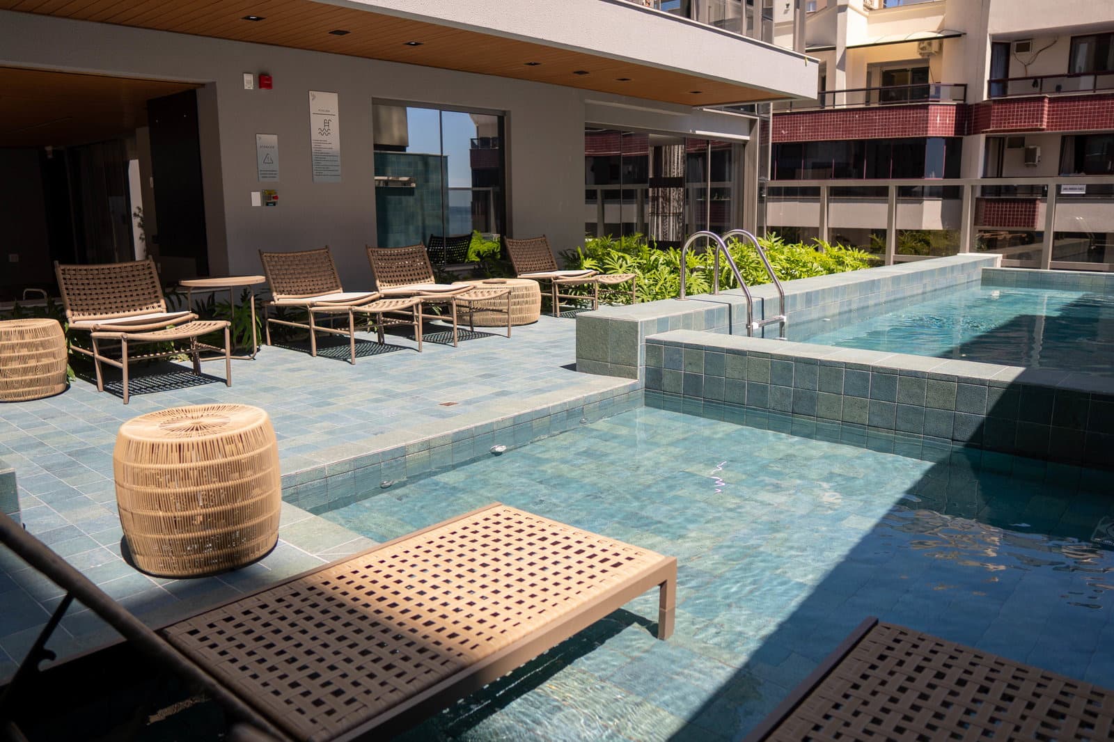 Deck das piscinas do Mares do Sul, em Meia Praia, Itapema