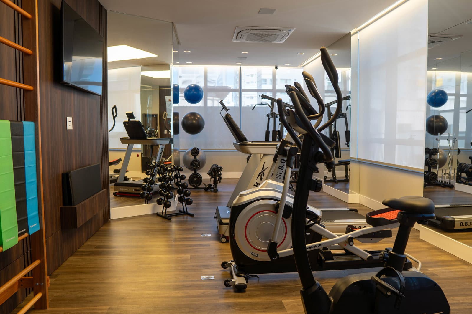 Sala de fitness do Mares do Sul, em Meia Praia, Itapema