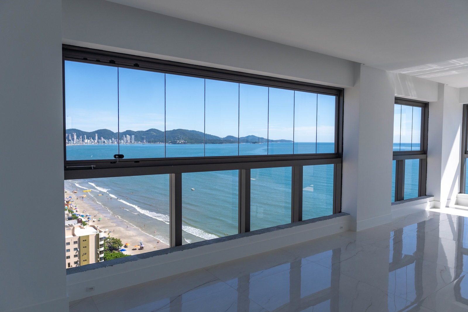 Vista do mar de Meia Praia a partir do living de um apartamento do Mares do Sul, em Itapema