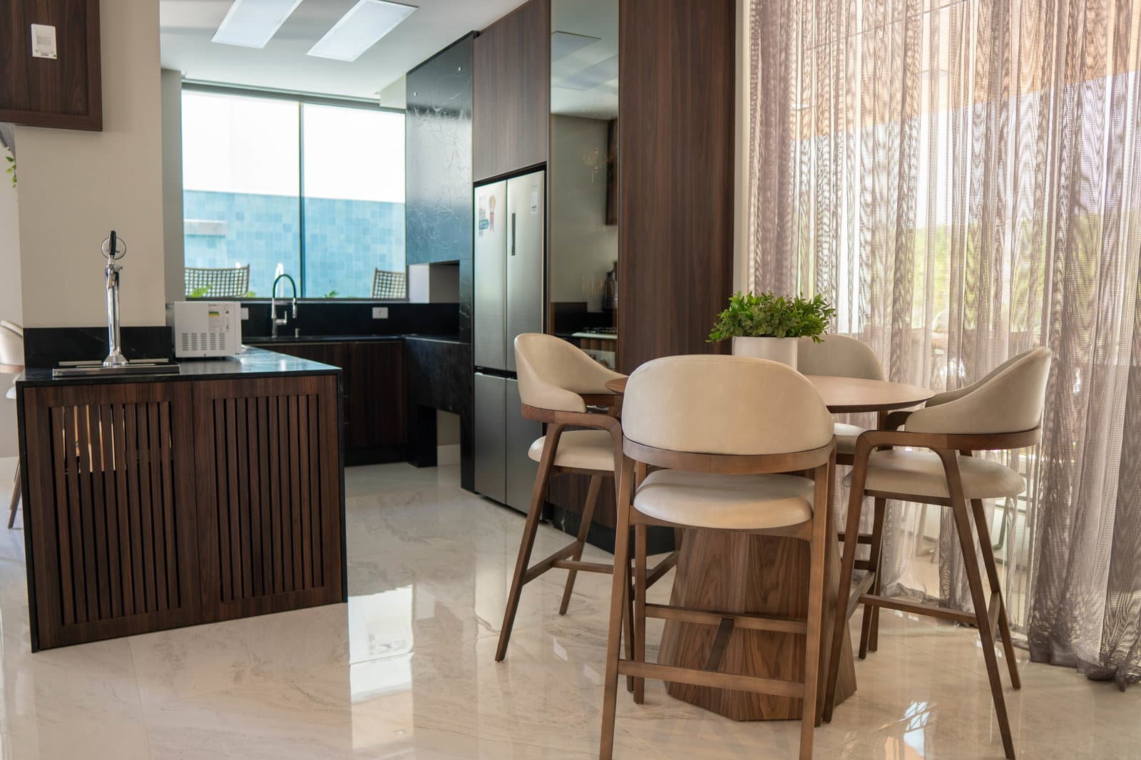 Living e cozinha americana de um apartamento do Mares do Sul, em Meia Praia
