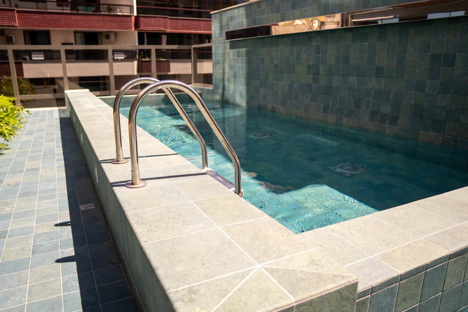 Borda da piscina aquecida do Mares do Sul, em Meia Praia, Itapema